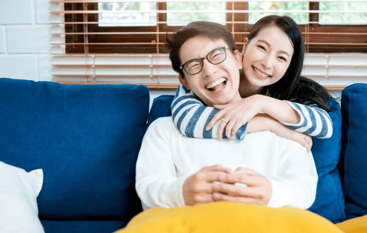 Duh Gemes! Ini 5 Tanda Wanita Kalau Sudah Bucin dengan Kamu, Sering Salah Tingkah di Depan Pacar