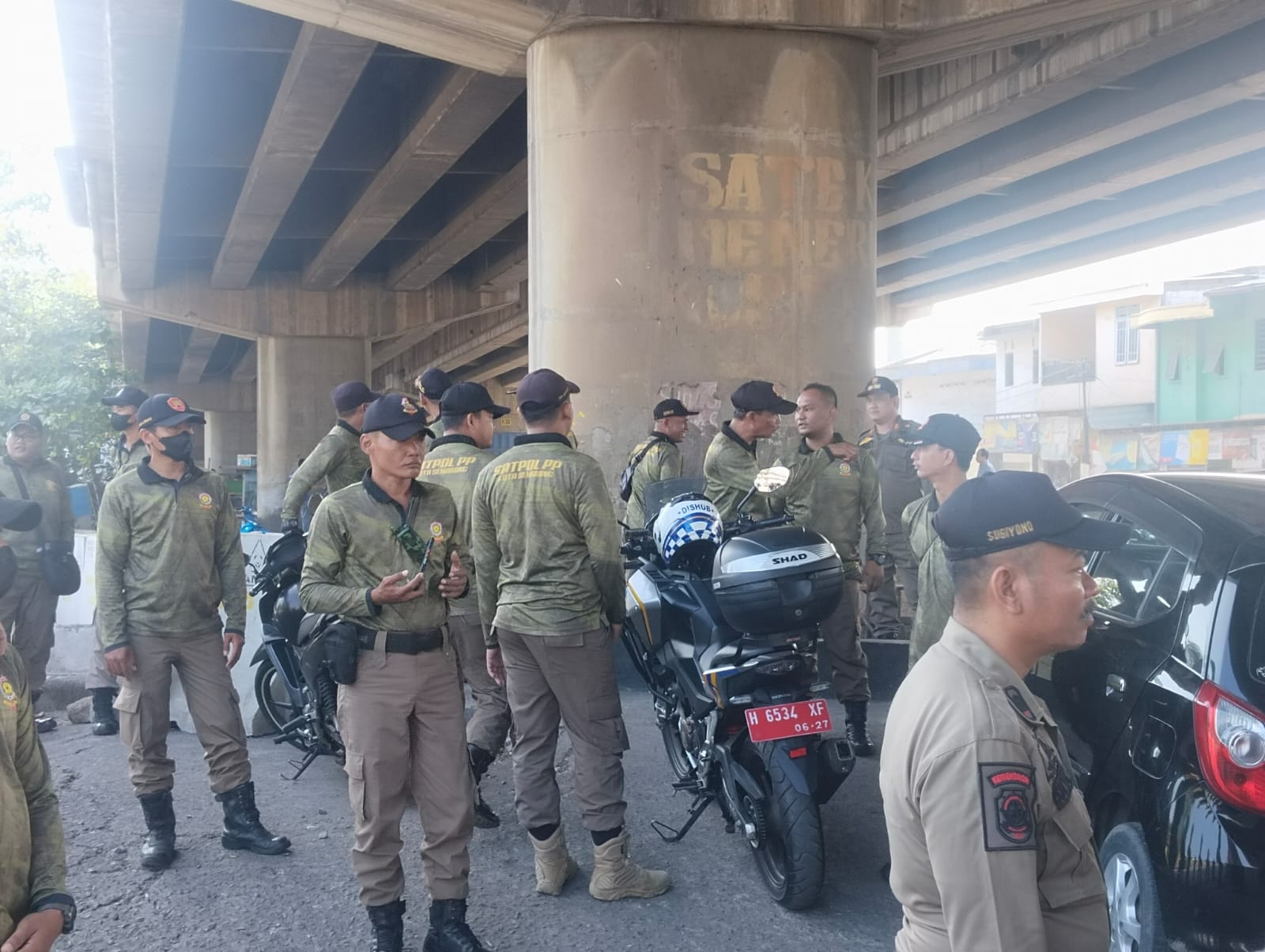 Petugas Kembali Bongkar PKL di Bawah Flyover Pelabuhan Tanjung Emas, Lahan Akan Digunakan Sebagai Taman Pasif