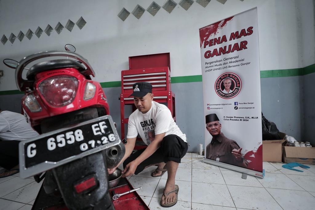 Rayakan Hari Guru, Relawan Pena Mas Ganjar Buka Servis Sepeda Motor dan Ganti Oli Gratis di Tegal