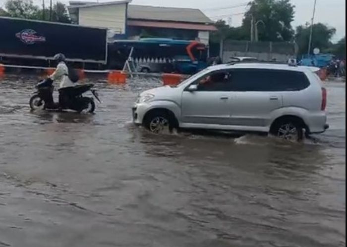 Bencana Banjir Masih Menghantui Jalan Kaligawe Semarang dan Genuk