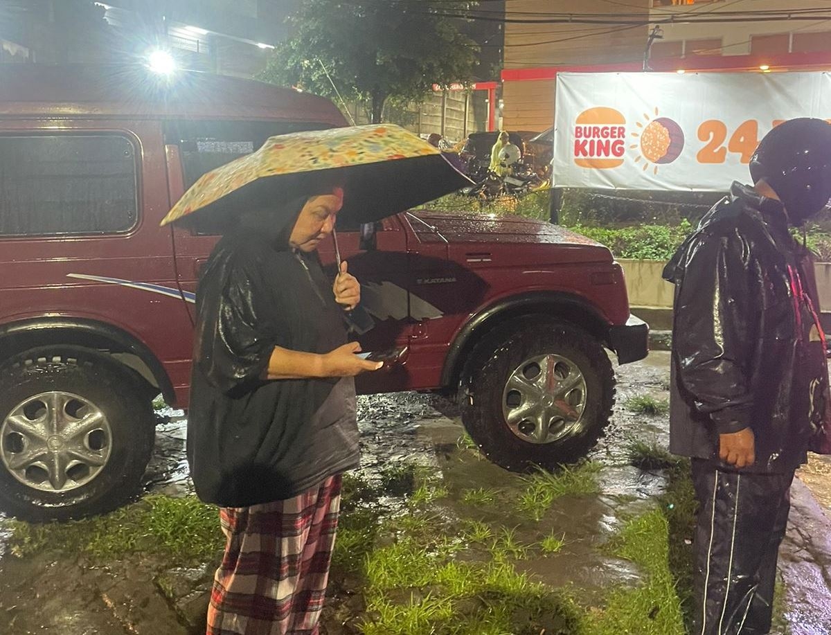 Dapat Laporan Genangan, Di Tengah Guyuran Hujan Wali Kota Semarang Turun Langsung ke Lapangan