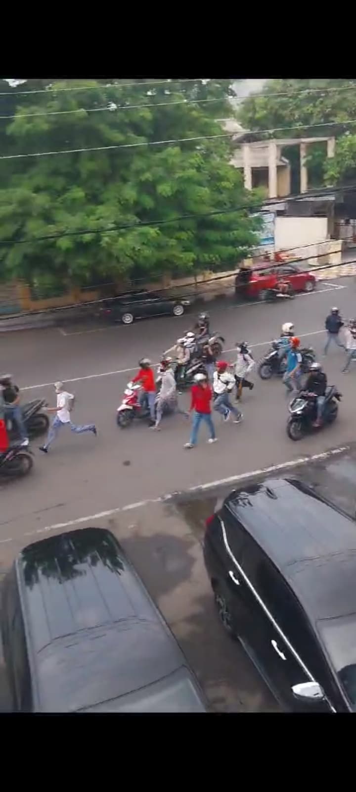 Viral Video Puluhan Pelajar Berseragam Putih Abu-abu Berkejaran di Depan Stadion TLJ Semarang, Diduga Tawuran