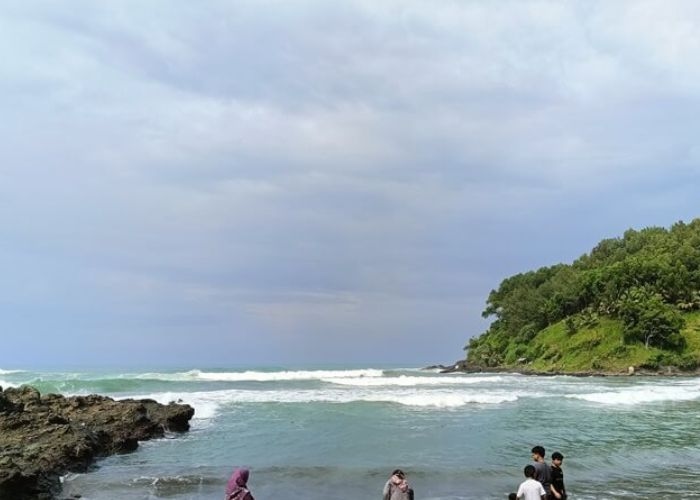 Misteri dan Mitos Pantai Karangbolong: Antara Keindahan Alam dan Ritual Kepercayaan