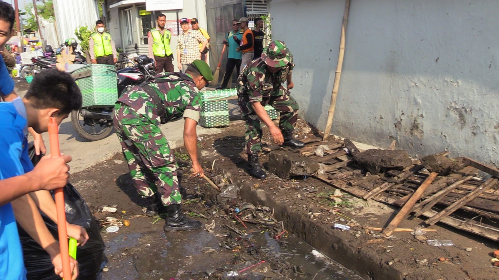 Aksi Bersih-Bersih TNI dan Komunitas Rembang Antisipasi Banjir di Musim Penghujan