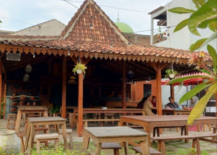 Nikmati Suasana Nongkrong yang Seru di Angkringan Ki Demang, Angkringan Vibes Cafe di Semarang