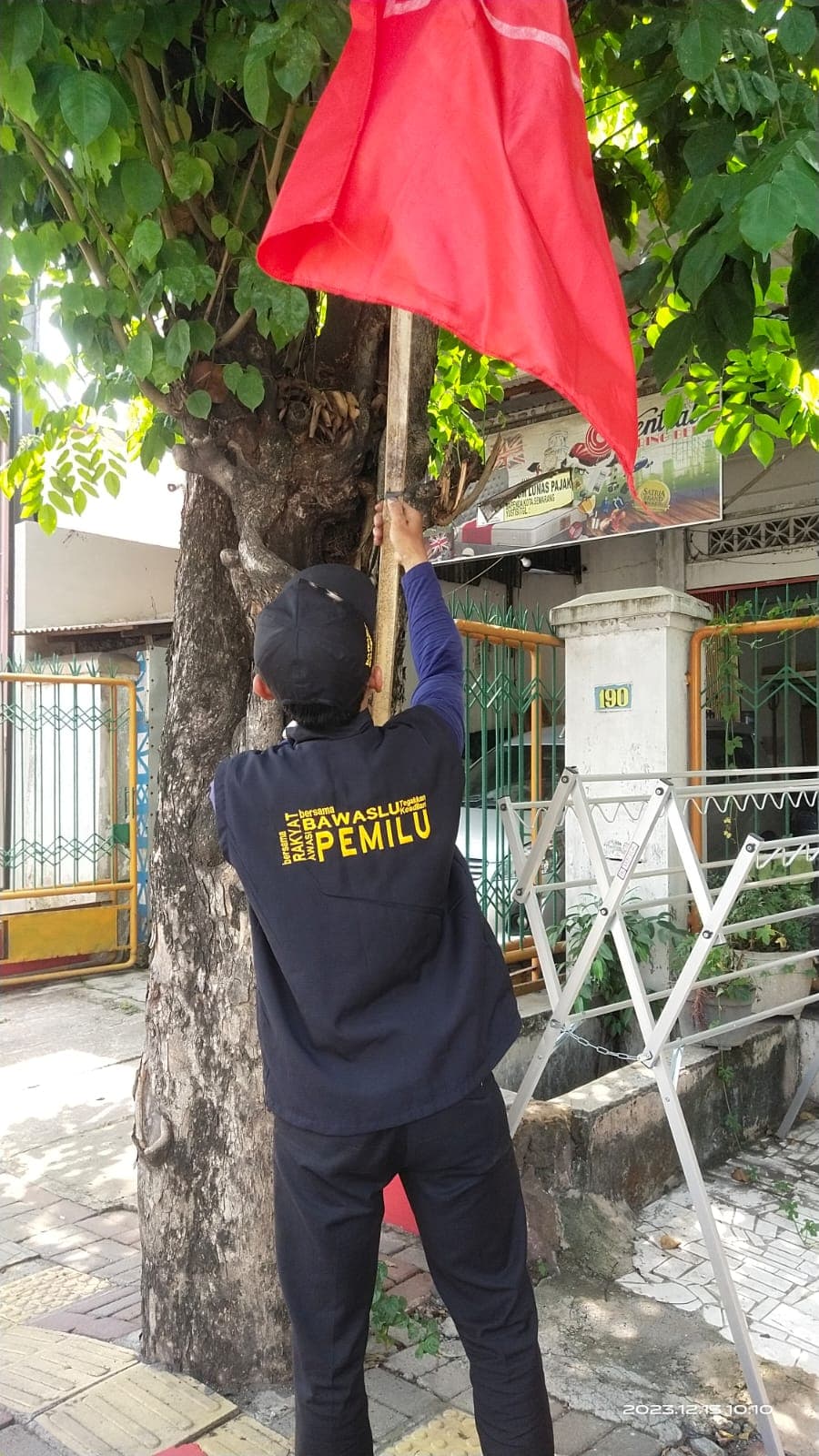 Tim Gabungan Bawaslu Kota Semarang Tertibkan 815 Alat Peraga Kampanye Tak Sesuai Ketentuan