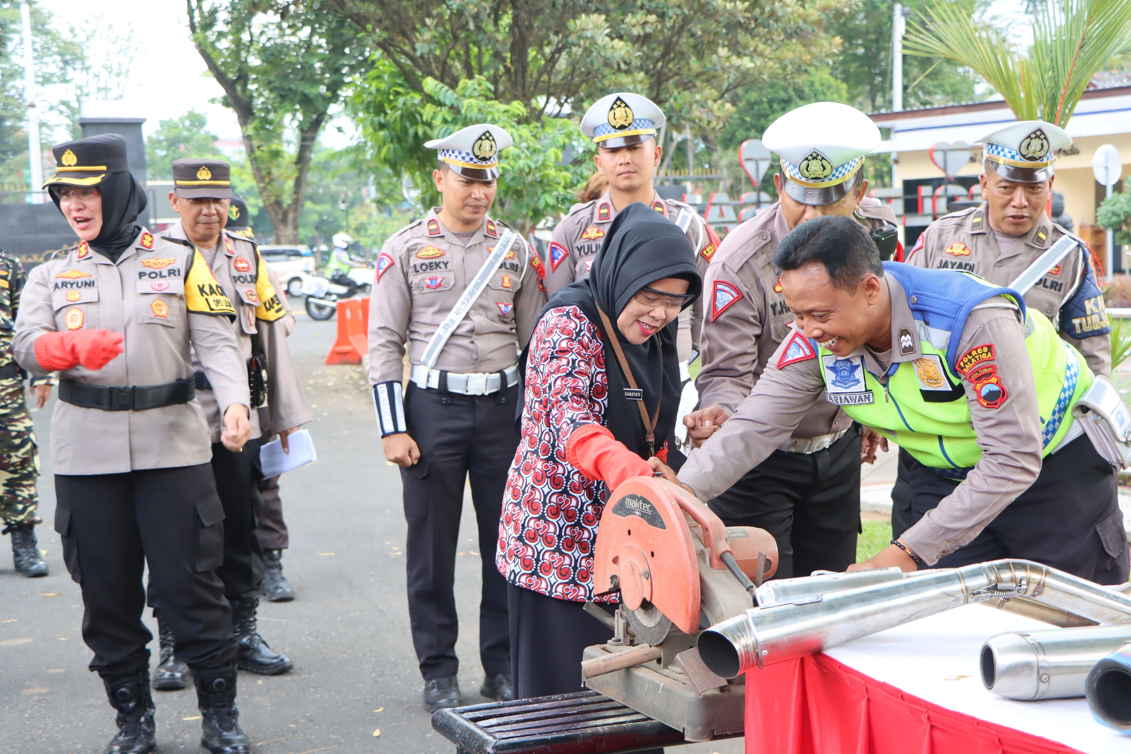 Sambut Nataru, Ratusan Knalpot Brong dan Ribuan Botol Miras Dimusnahkan Polres Salatiga