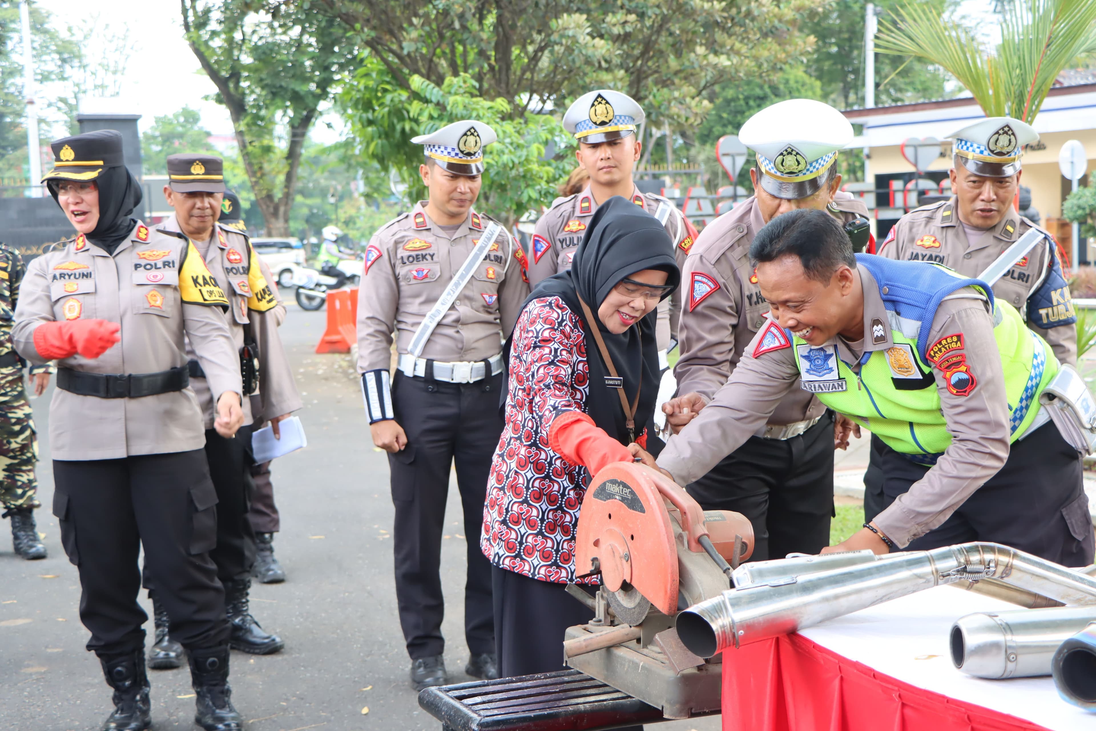 Sambut Nataru, Ratusan Knalpot Brong dan Ribuan Botol Miras Dimusnahkan Polres Salatiga