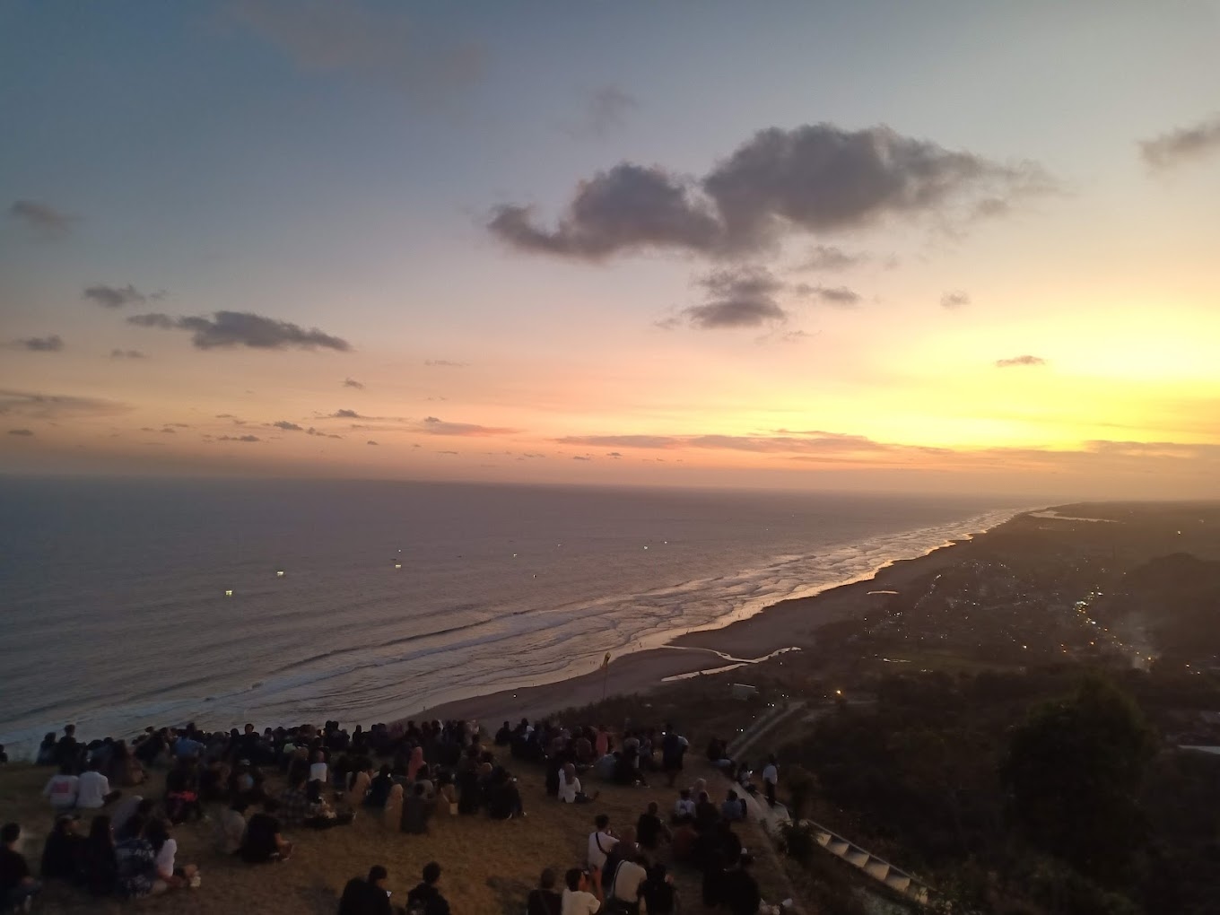 Menaklukkan Langit Jogja: Rekomendasi Tempat Paralayang yang Mengagumkan