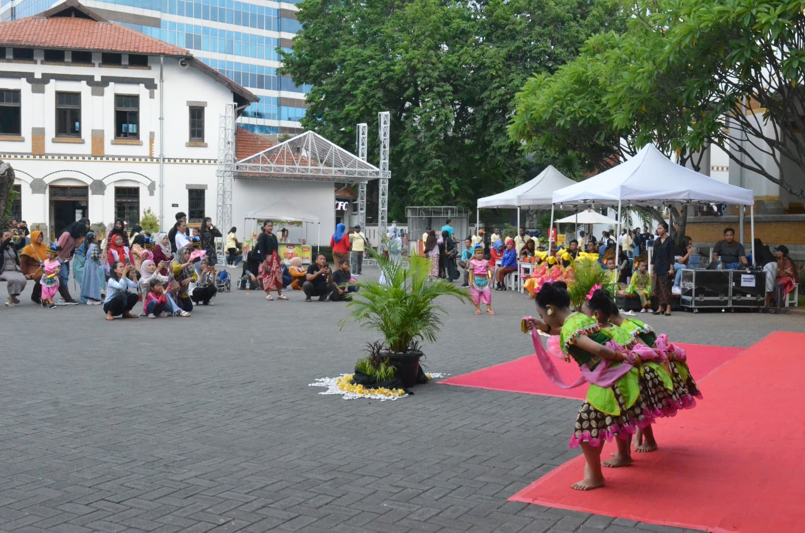 Lawang Sewu Semarak di Puncak Libur Natal: Ribuan Pelanggan Nikmati Keindahan Sejarah Bangunan Belanda di Jantung Semarang