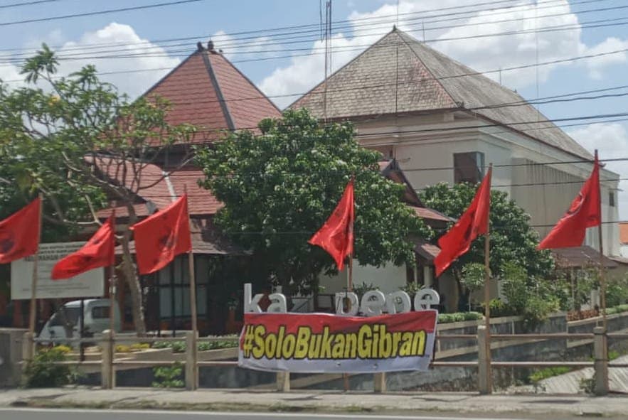 Video Yel-yel dan Sepanduk 'Solo Bukan Gibran' Viral, Basis Massa PDIP Mulai Khawatir
