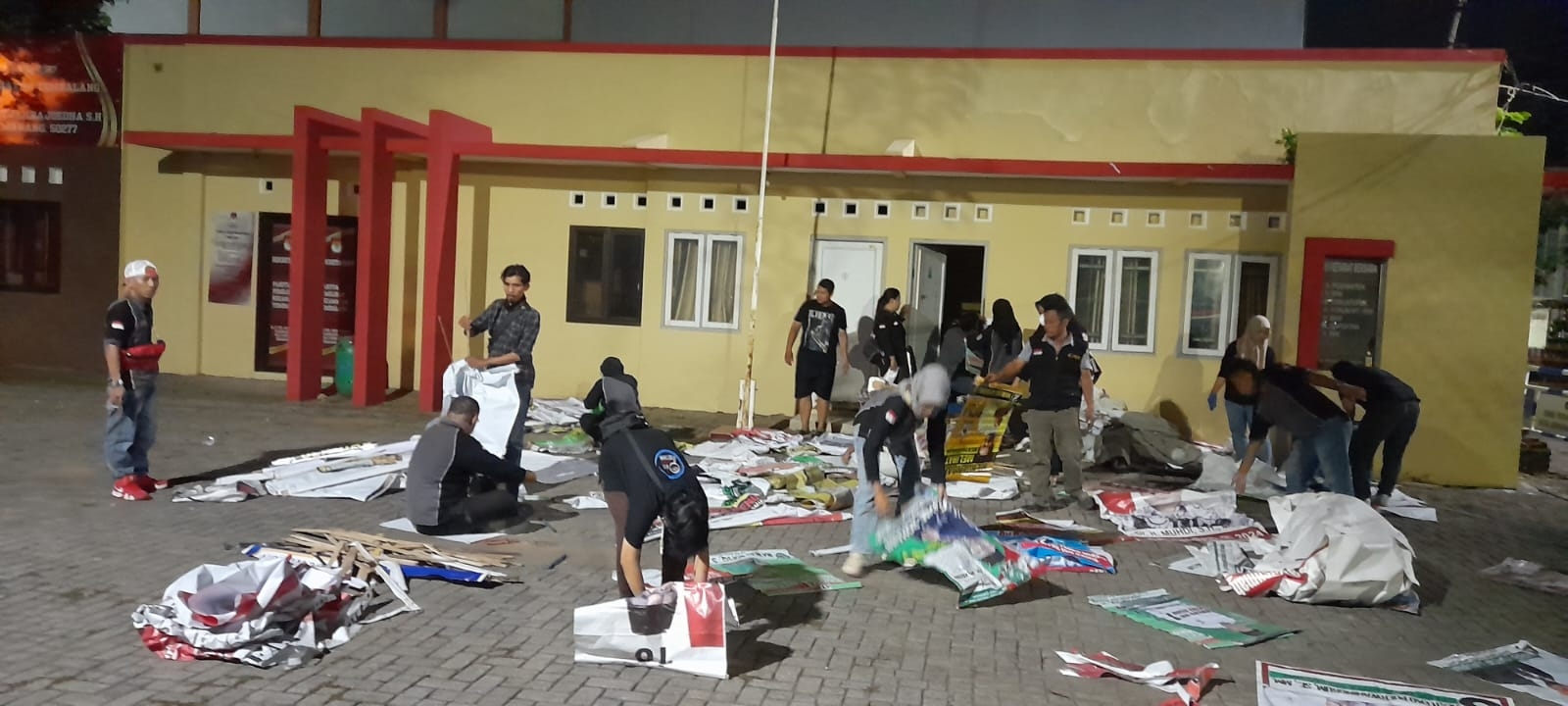 Langgar Aturan, Ribuan Bendera Partai dan APK di Kota Semarang Diamankan Pantia Pengawas Pemilu Kecamatan