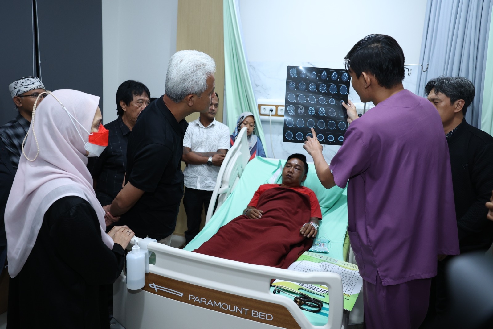 Air Mata Siti Atikoh di RSUD Pandan Arang: Dampingi Ganjar Menjenguk Korban Pengeroyokan Oknum TNI