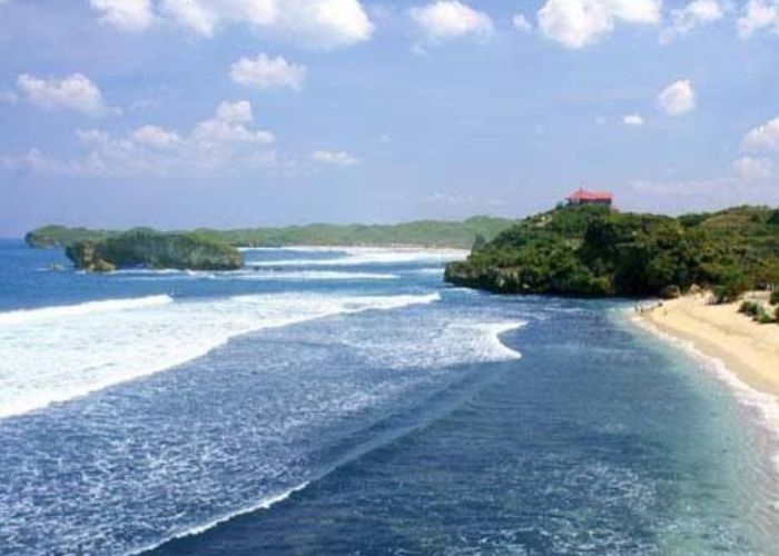 Misteri dan Juga Mitos Larangan Memakai Baju Warna Hijau di Pantai Selatan: Kewaspadaan Saat Bermain di Pasir Putih