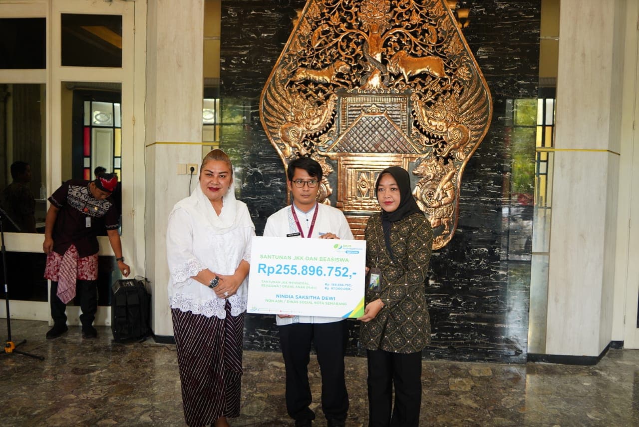 Pemkot Semarang dan BPJS Ketenagakerjaan Serahkan Klaim Jaminan Kecelakaan Kerja untuk Pegawai Non-ASN