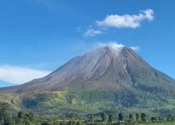 Misteri Gunung Sinabung: Erupsi, Mitos, dan Sejarah yang Mengguncang Sumatra Utara