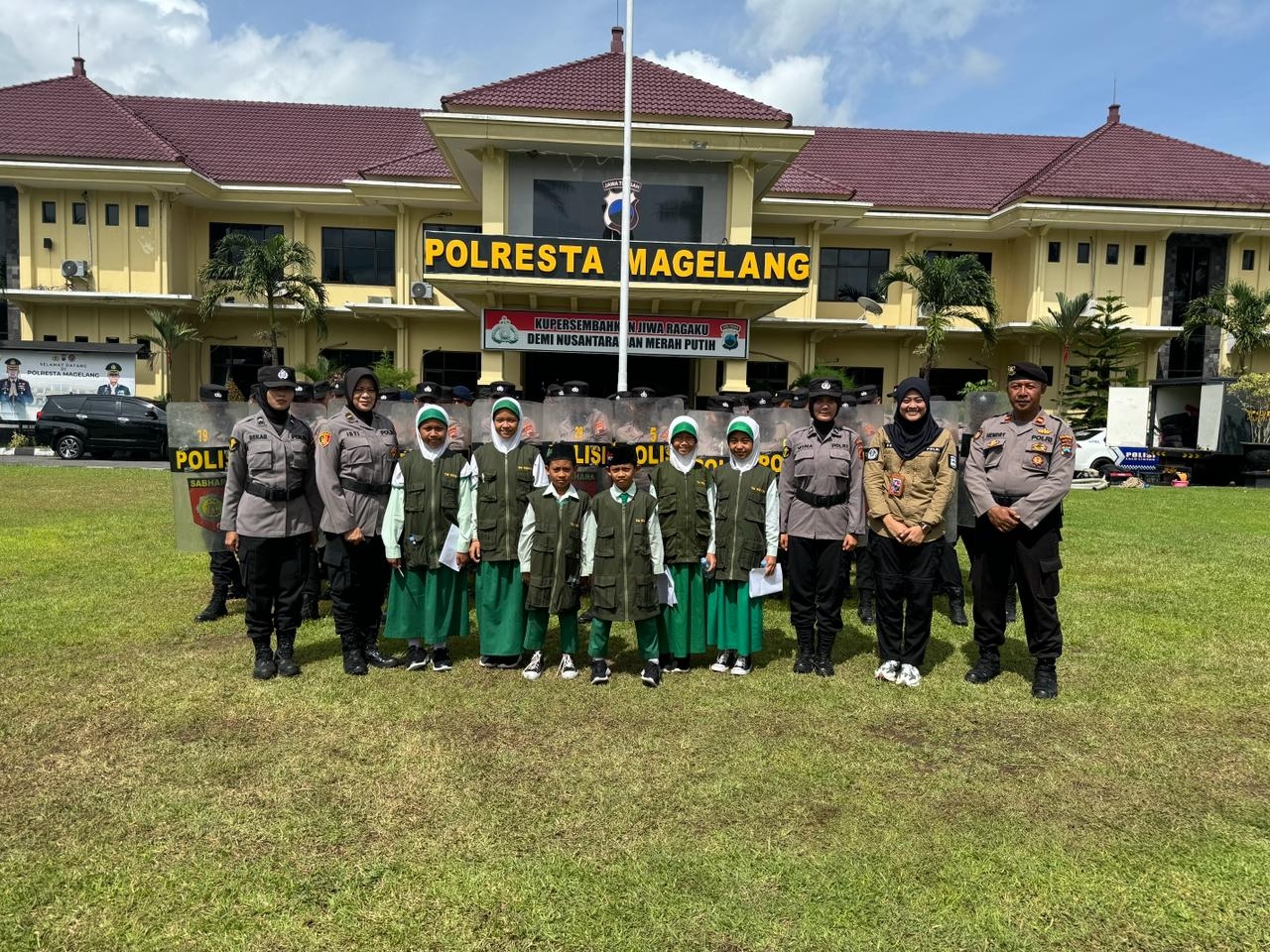 Tingkatkan Kedekatan dengan Anak, Polresta Magelang Terima Kunjungan Jurnalis Cilik MI Ma’arif Gunungpring