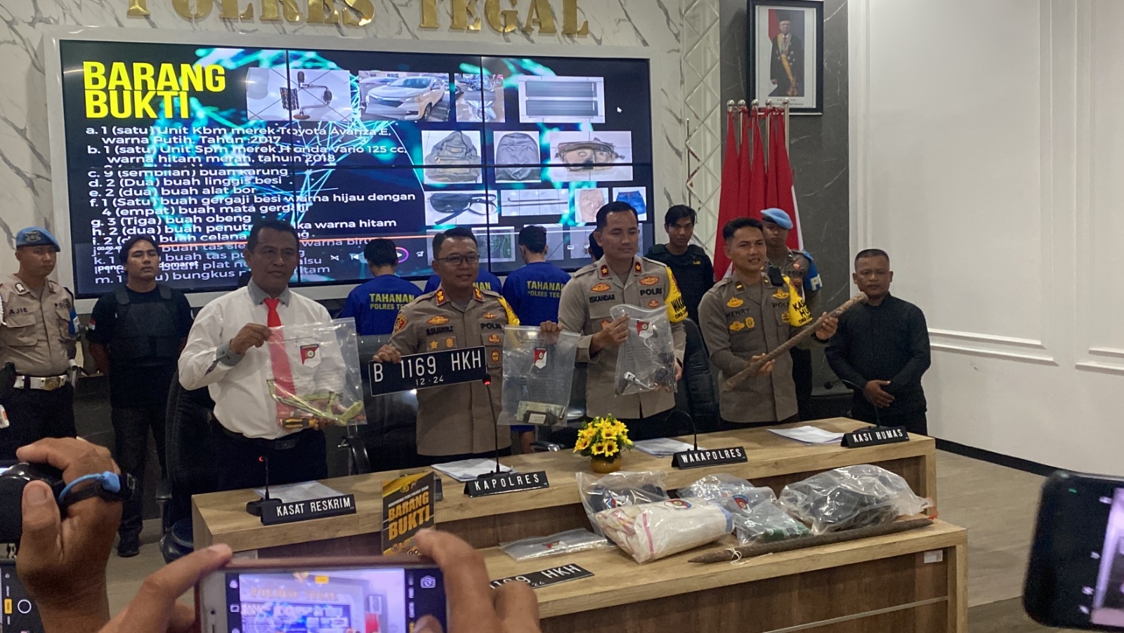 Polisi Menindak Tegas Para Pelaku Tindak Kejahatan Yang Berkonvoi di Kota Tegal dengan Membawa Senjata Tajam