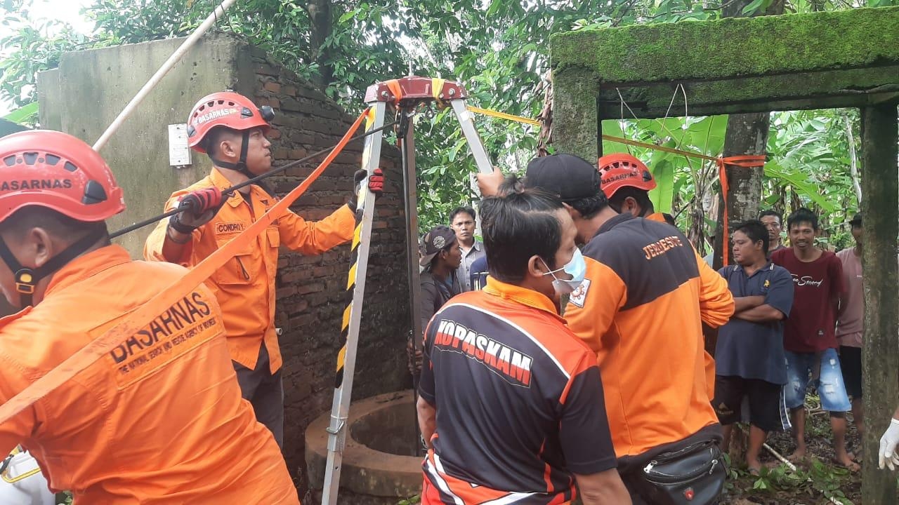 Seorang Wanita Akhiri Hidup Melompat Kedalam Sumur Setelah Berulangkali Digagalkan Keluarga