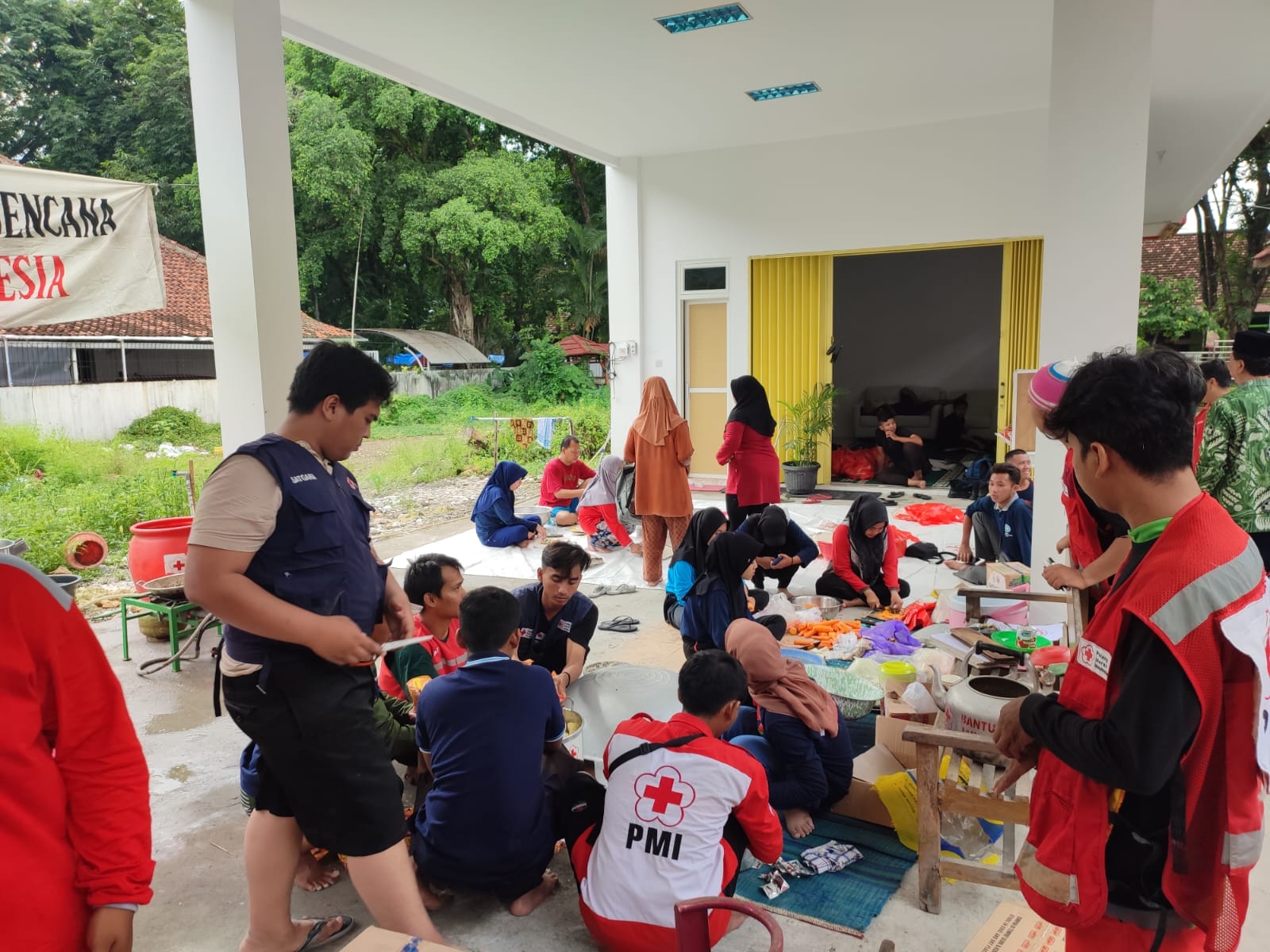 PMI Grobogan Dirikan Dapur Umum Untuk Korban Banjir Grobogan, 1350 Nasi Bungkus Dibagikan