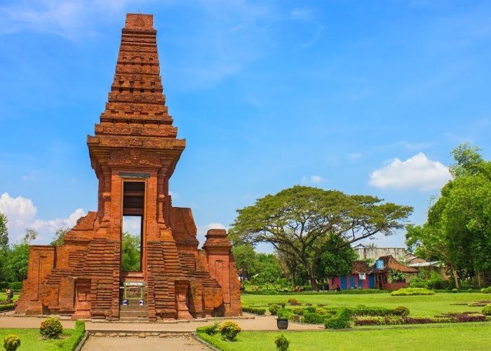 Sebuah Kisah yang Menyelimuti Candi Bajang Ratu: Mitos dan Misteri dari Peninggalan Kerajaan Majapahit