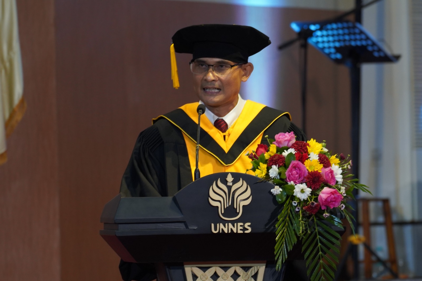 Dalami Keterkaitan Penggunaan Bahasa Terhadap Konservasi Lingkungan, Dekan FBS UNNES Dikukuhkan Menjadi Profesor