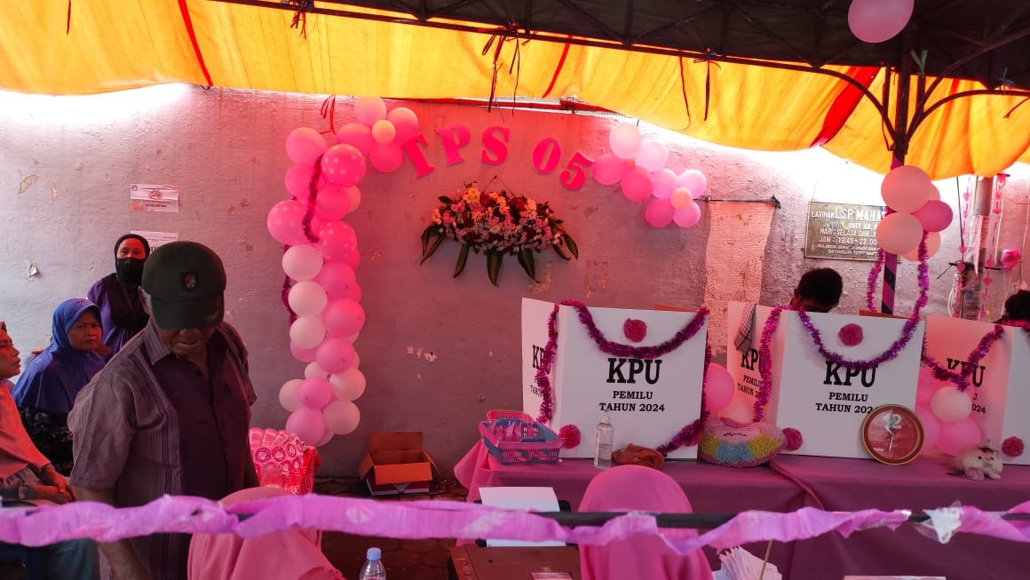 Unik Seru dan Semarak, Begini Kerja Keras Tim Kreatif Menarik Pemilih di TPS Pink Wonodri