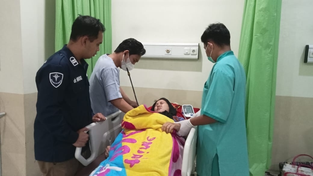 Respon Cepat, Dokkes Polres Purbalingga Tangani Petugas KPPS Pingsan