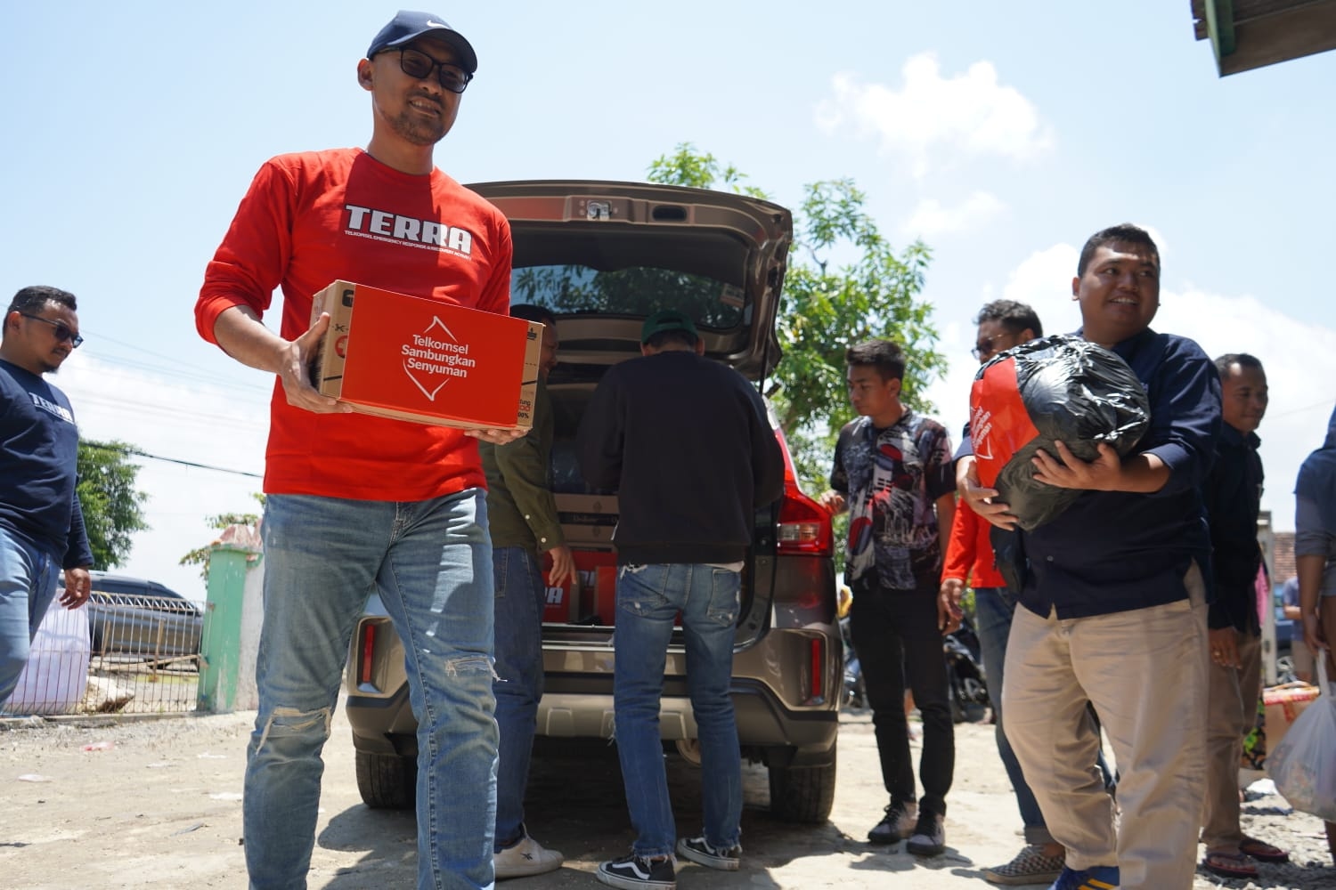 Telkomsel Sambungkan Senyuman, Berikan Bantuan Paket Data & Obat-Obatan bagi Korban Banjir di Demak Jateng