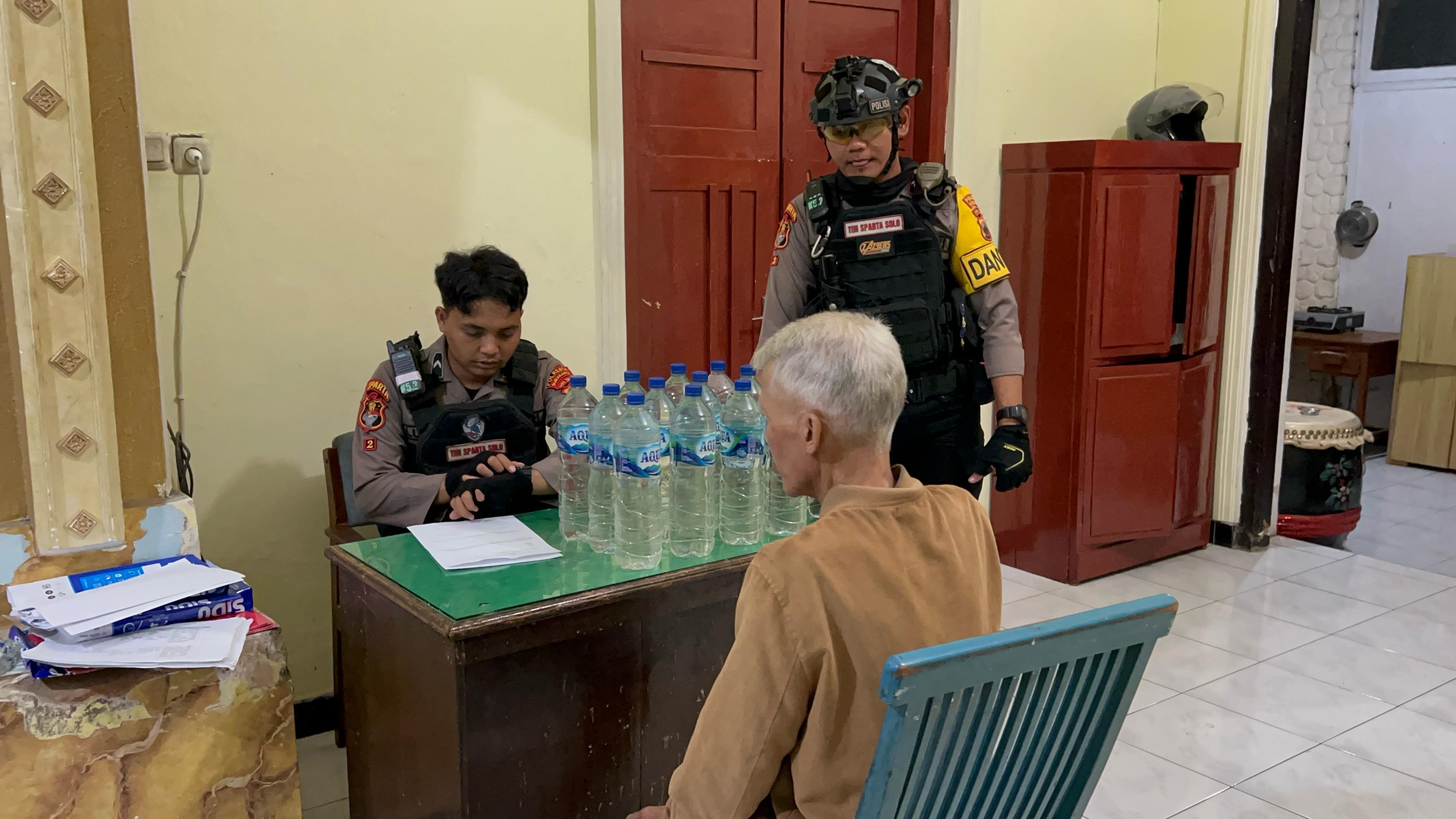 Seorang Kakek Tukang Parkir Diamankan Tim Sparta karena Nekat Jual Miras di Dalam Rumah
