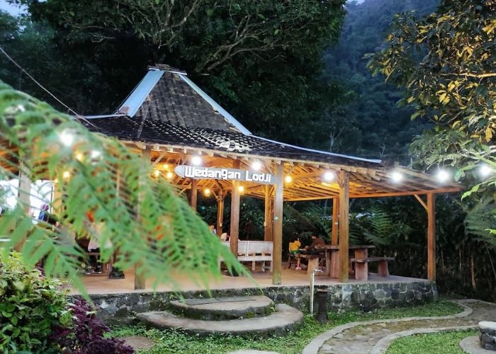 Rekomendasi Cafe Hits di Indonesia: Wedangan Lodji, Cafe yang Hangat untuk Tempat Berkumpul di Kaliurang