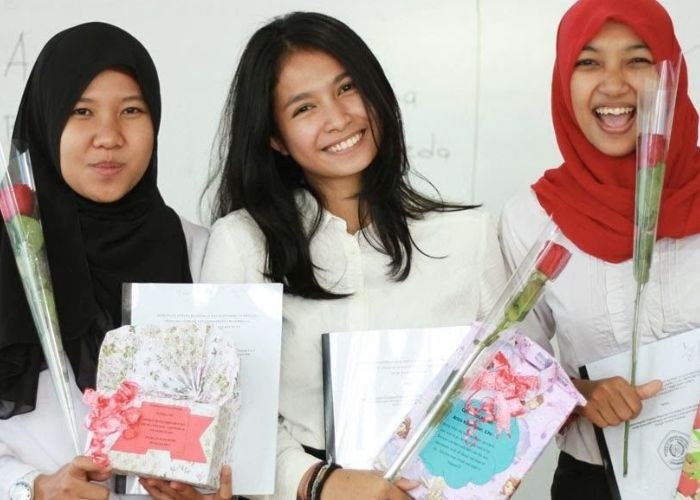 Menilik 3 Tradisi Pasca Sidang Skripsi yang Bisa Dianggap Lebay: Antara Momen Penuh Kegembiraan dan Kontroversi di Belakangnya