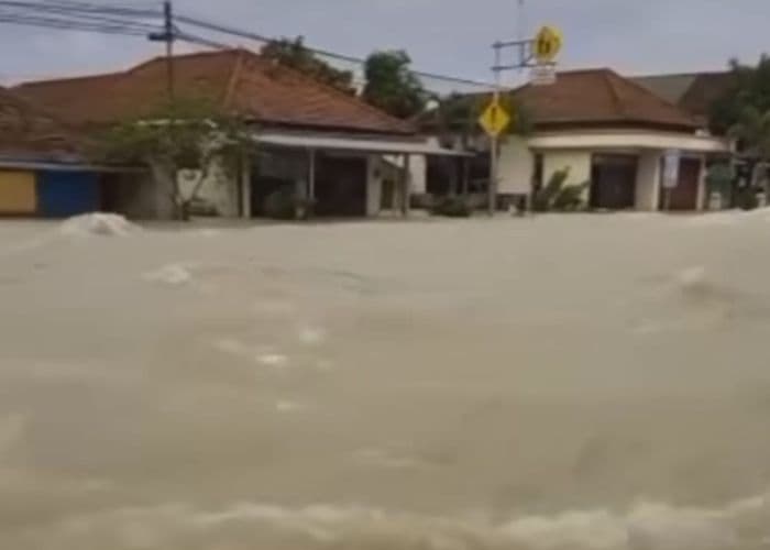 Arus Semakin Deras, Banjir Masih Mengancam Kawasan Jalan Pantura Demak - Kudus di Karanganyar