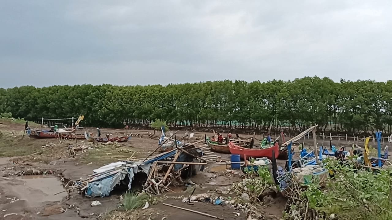Belasan Perahu Rusak Akibat Cuaca Ekstrem, Pemkot Semarang Pastikan Berikan Bantuan kepada Nelayan Terdampak