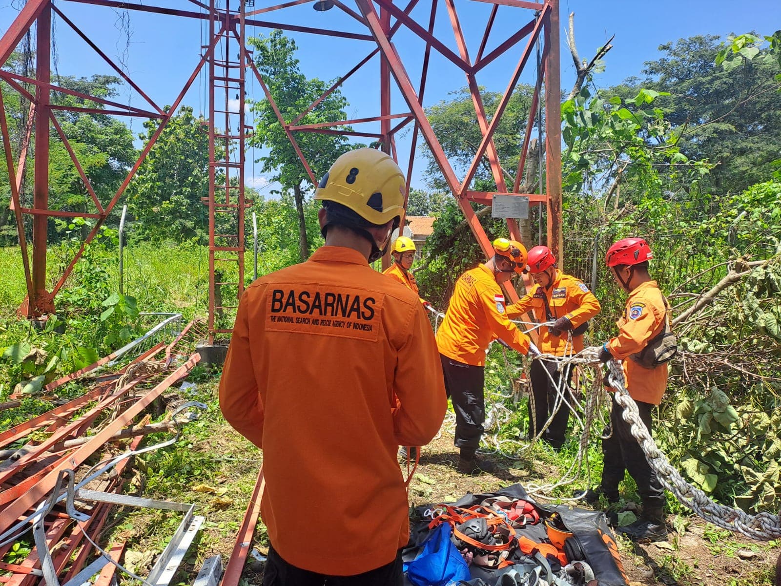 Tragedi di Kabupaten Tegal: Pekerja Bongkaran Tower Seluler Tewas Terjepit Besi