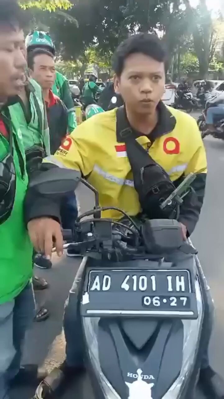 Dua Pengendara Ojol, Gojek dan Maxim Adu Mulut di Stasiun Poncol Semarang