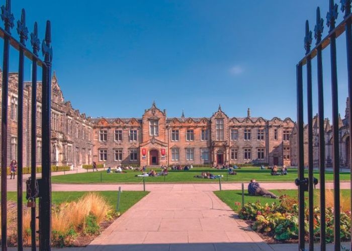 Menelusuri Kampus Paling Angker di Inggris: Misteri Dibalik Kemegahan University of St Andrews, Sebuah Legenda Abad Pertengahan