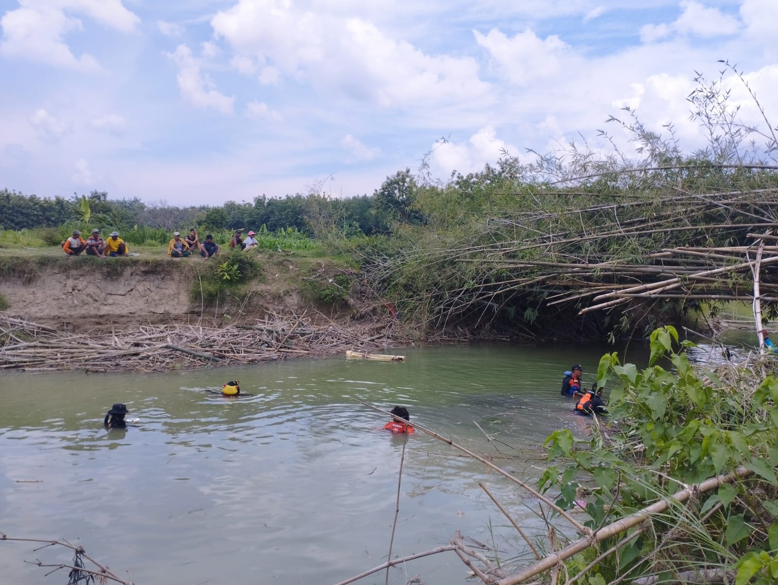 Upaya Pencarian di Sungai Suco Kradenan Berlanjut, Masyarakat Berharap Korban Segera Ditemukan