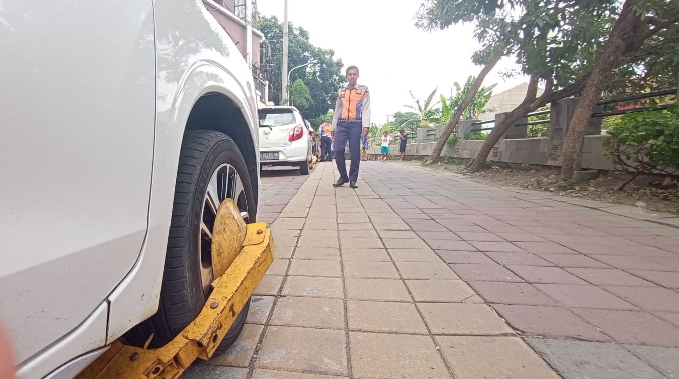 Parkir Sembarangan di Belakang Balaikota Semarang, Empat Mobil Ini Digembok Petugas Dishub