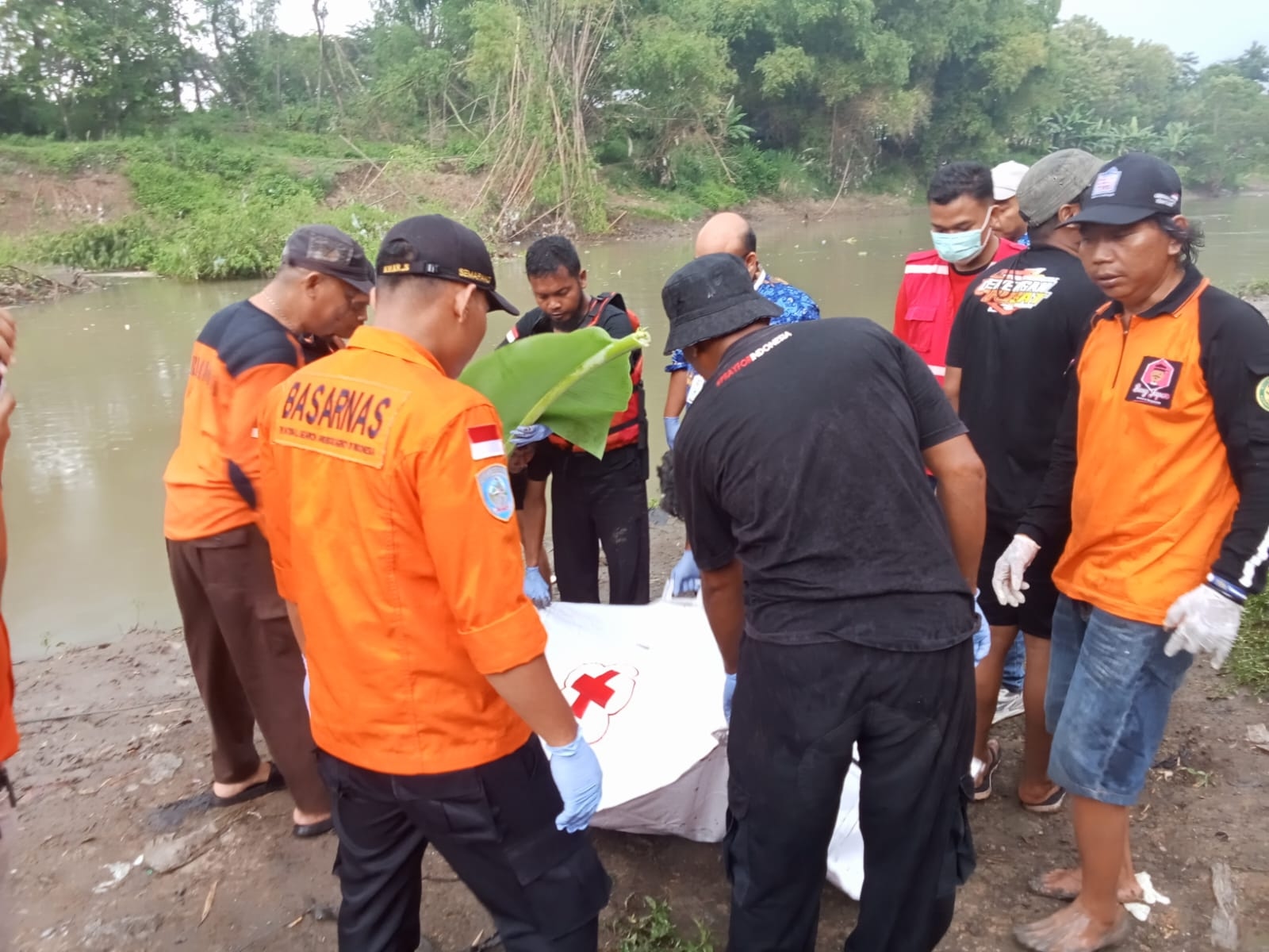 Tragedi di Bengawan Solo: Pria Tewas Setelah Terpeleset dari Jembatan Sidowarno