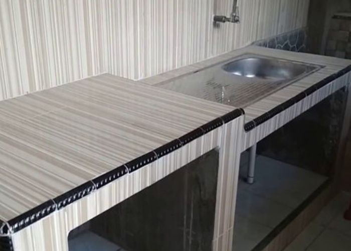 Ingin Membuat Meja Dapur Klasik yang Terlihat Wah Sekali? Cobalah 7 Tips Desain Ini dengan Sentuhan Keramik, Pasti Terlihat Tampil Beda
