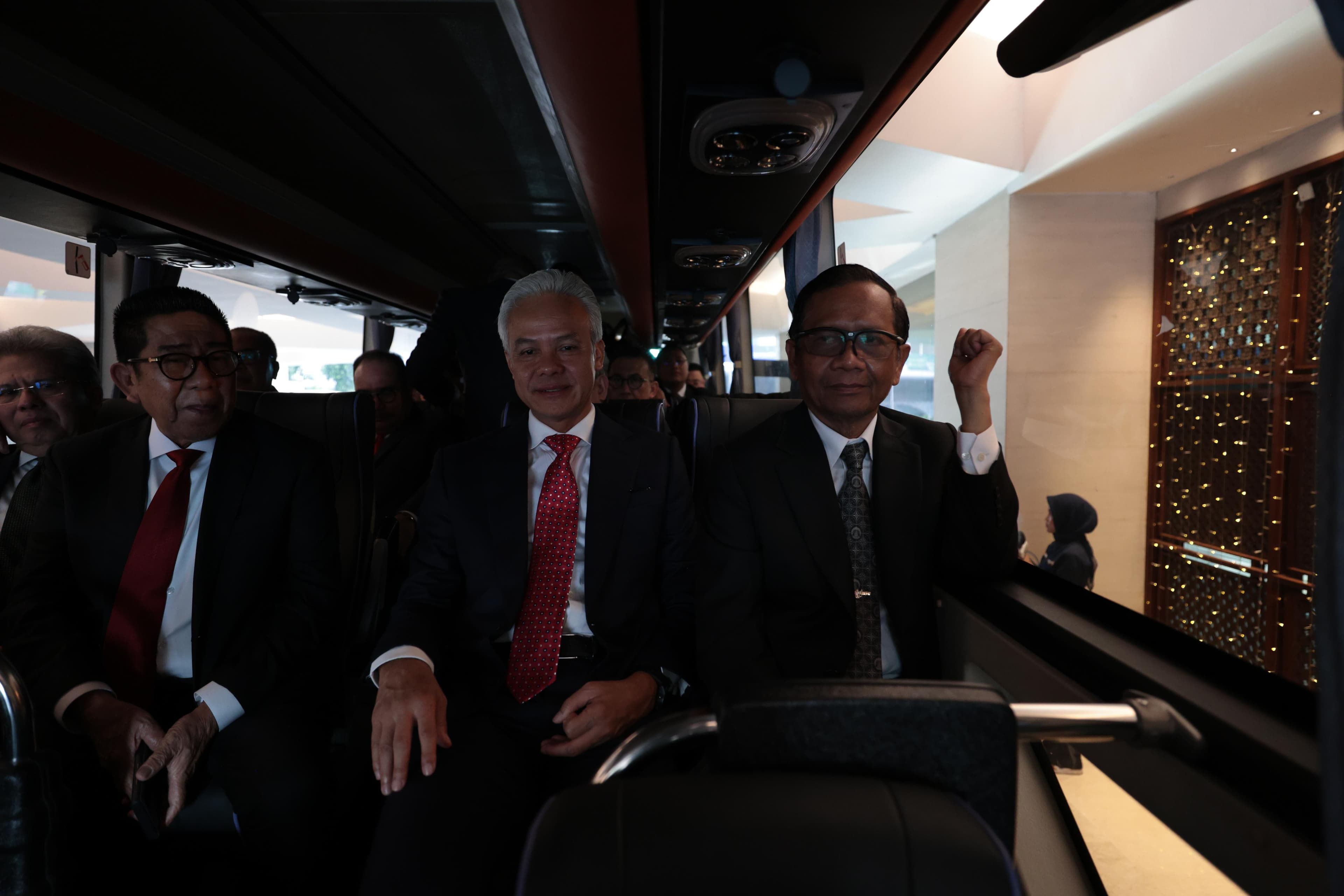 Naik Bus, Ganjar-Mahfud Hadiri Sidang Putusan Sengketa Pilpres di MK