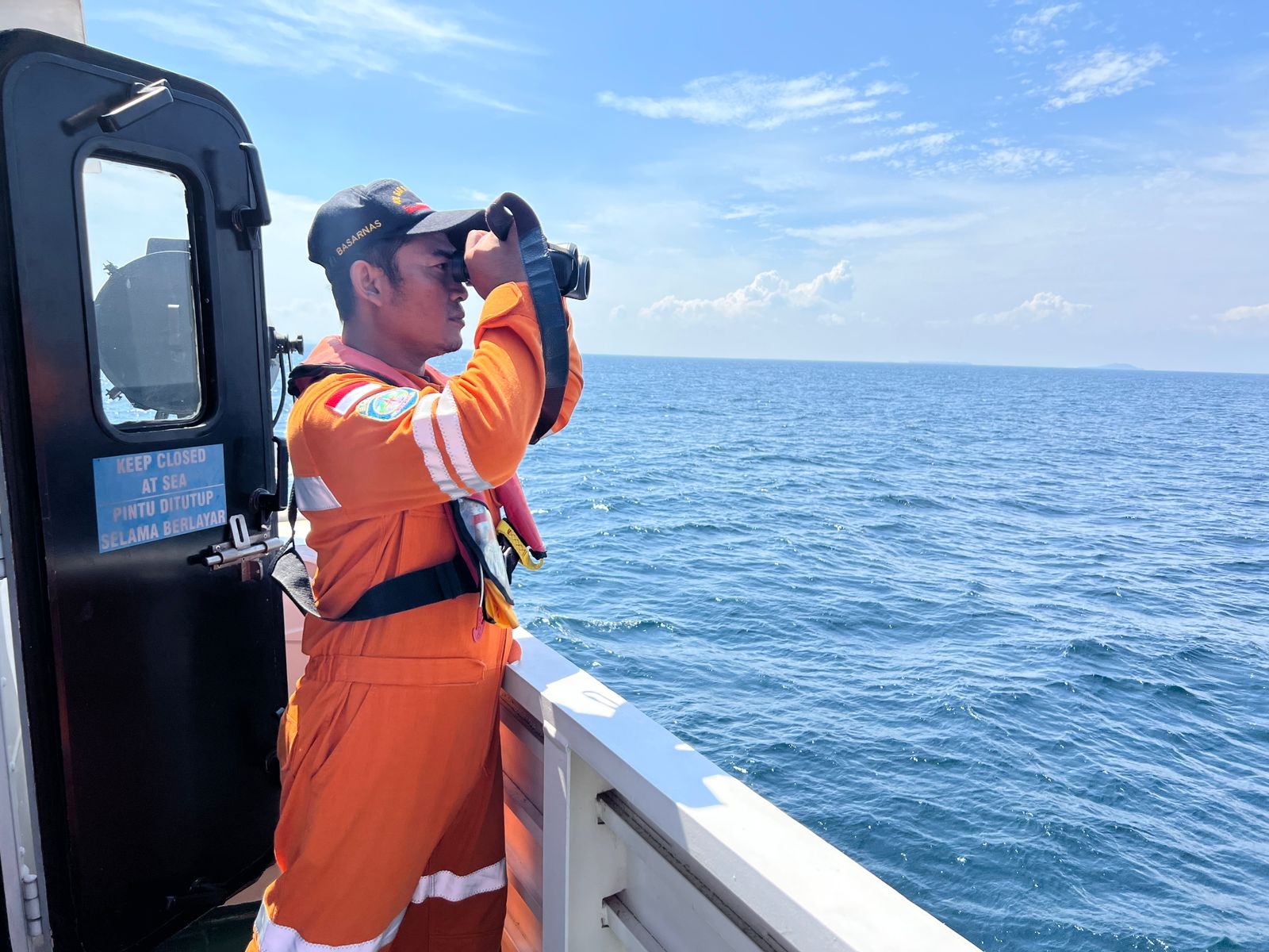 Hilang di Perairan Berbahaya: Penumpang Feri Lawit Melompat di Karimunjawa!