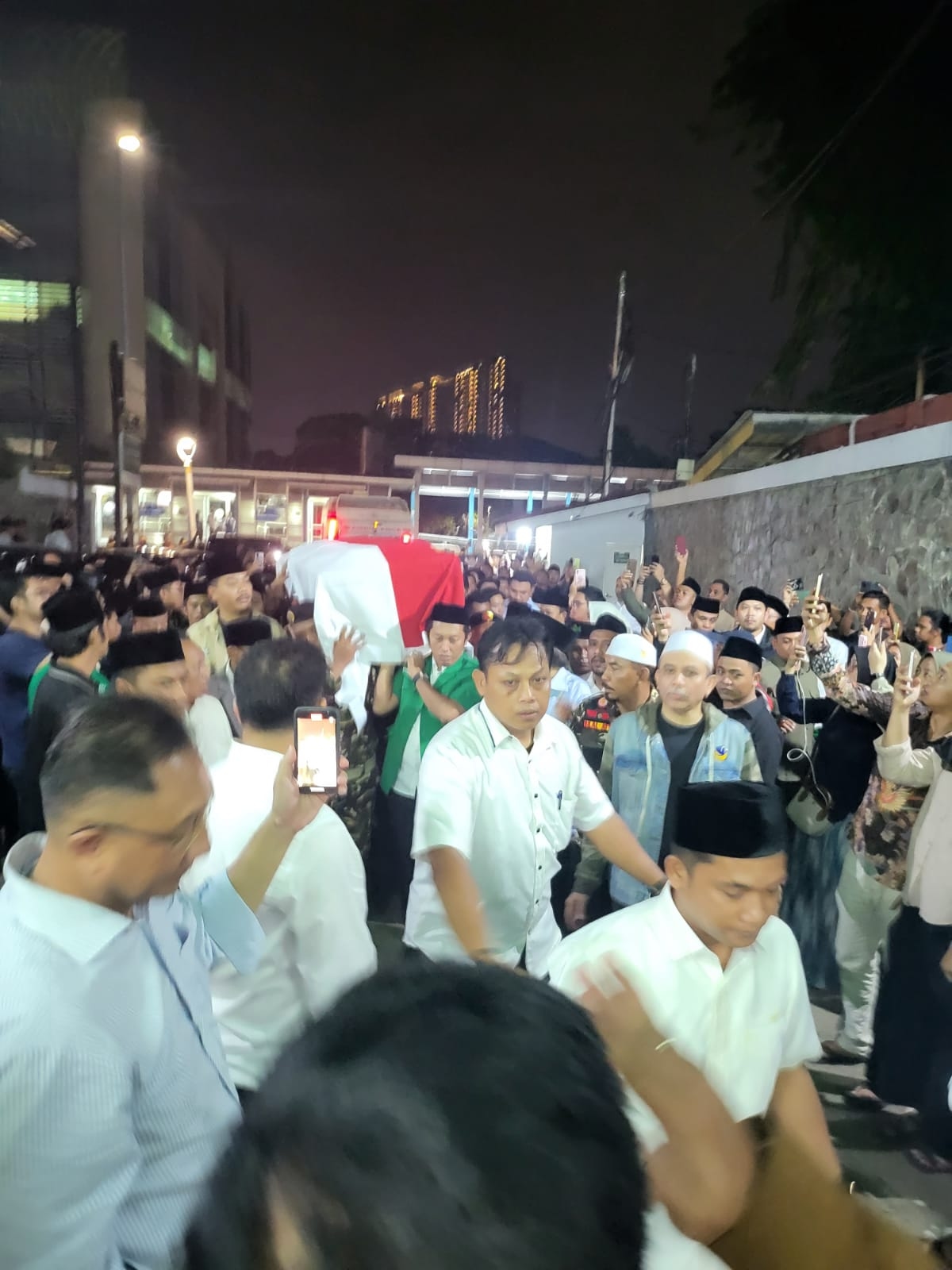 Anggota DPR RI, Hairul Amri Meninggal Dunia, Ribuan Orang Mengantar Jenazahnya ke Pemakaman