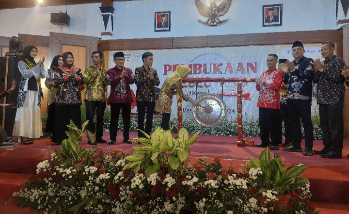 Bupati Demak Resmi Membuka Grebeg Besar dan Pasar Rakyat 2024, Dimeriahkan Tarian Si Nok