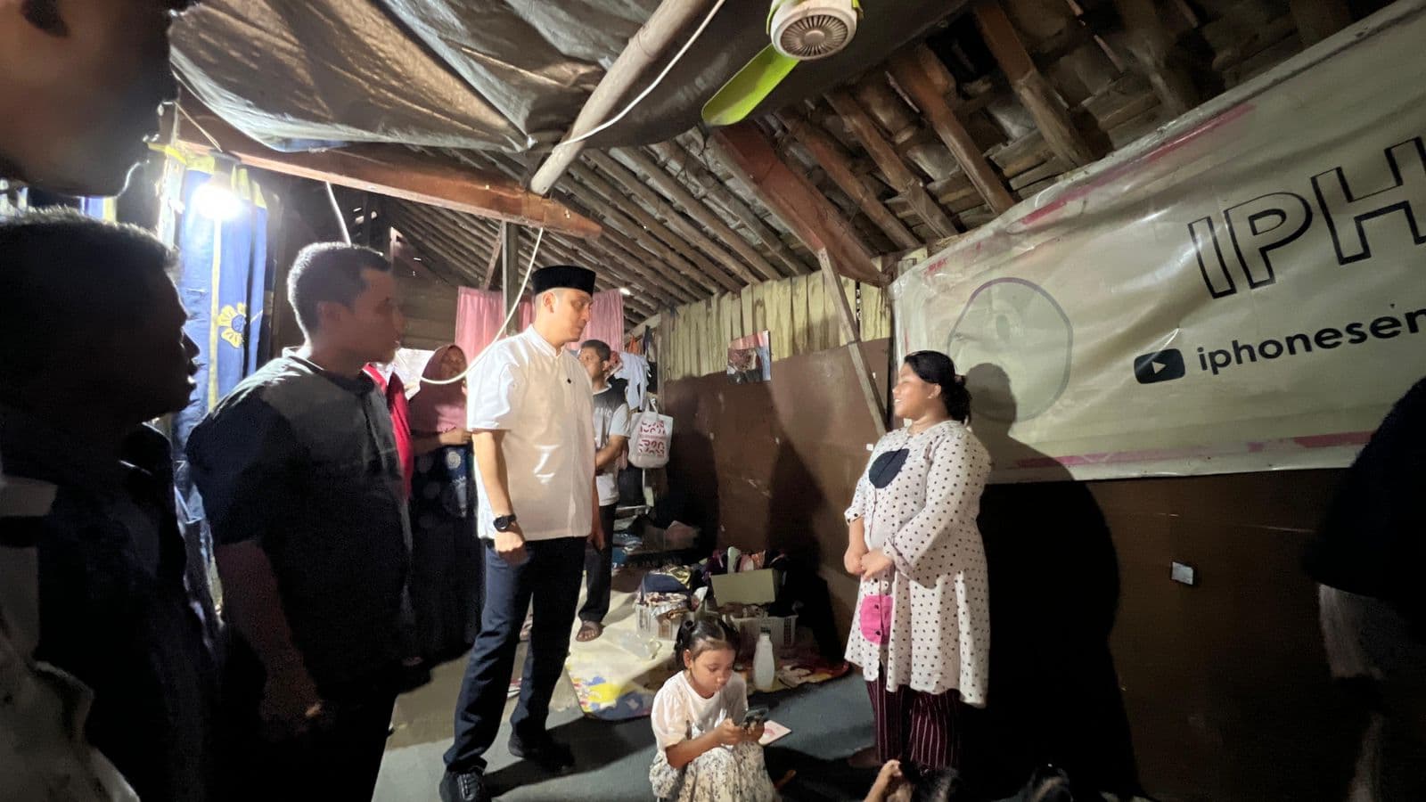 Arnaz Datangi Rumah Tak Layak Huni, Siap Lakukan Renovasi