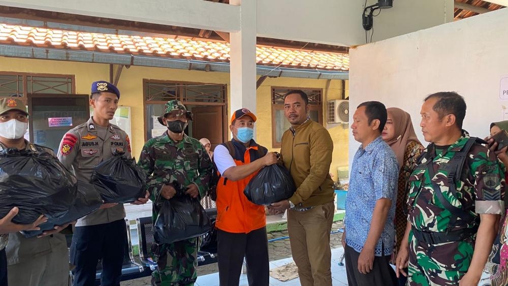 BPBD Batang Distribusikan 271 Paket Sembako untuk Korban Gempa di 26 Desa