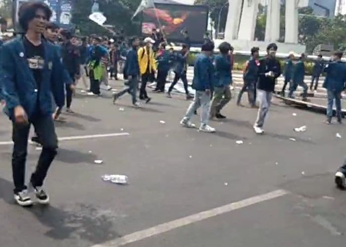 Demonstrasi Mahasiswa Semarang Menolak RUU Pilkada Berujung Ricuh, 12 Mahasiswa Dilarikan ke RS Roemani