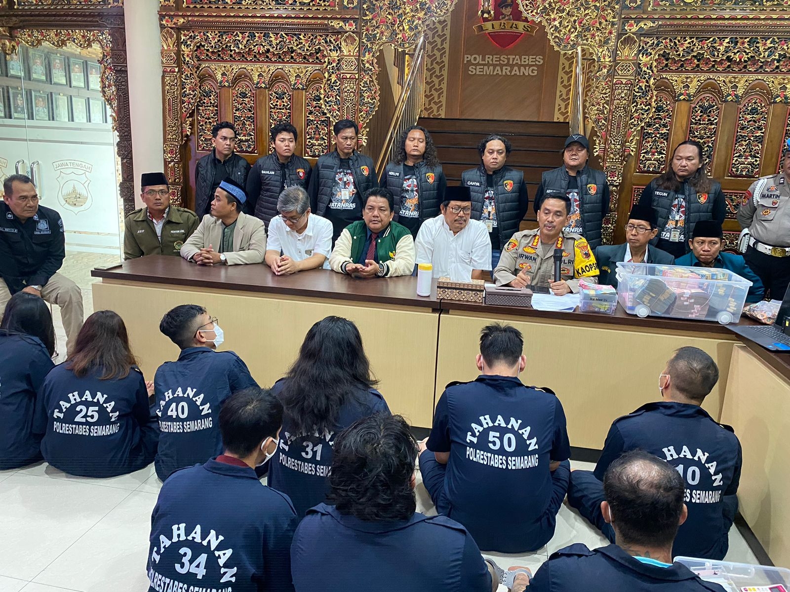 Polisi Amankan 12 Tersangka Dalam Penggrebekan Tempat Judi di Semarang