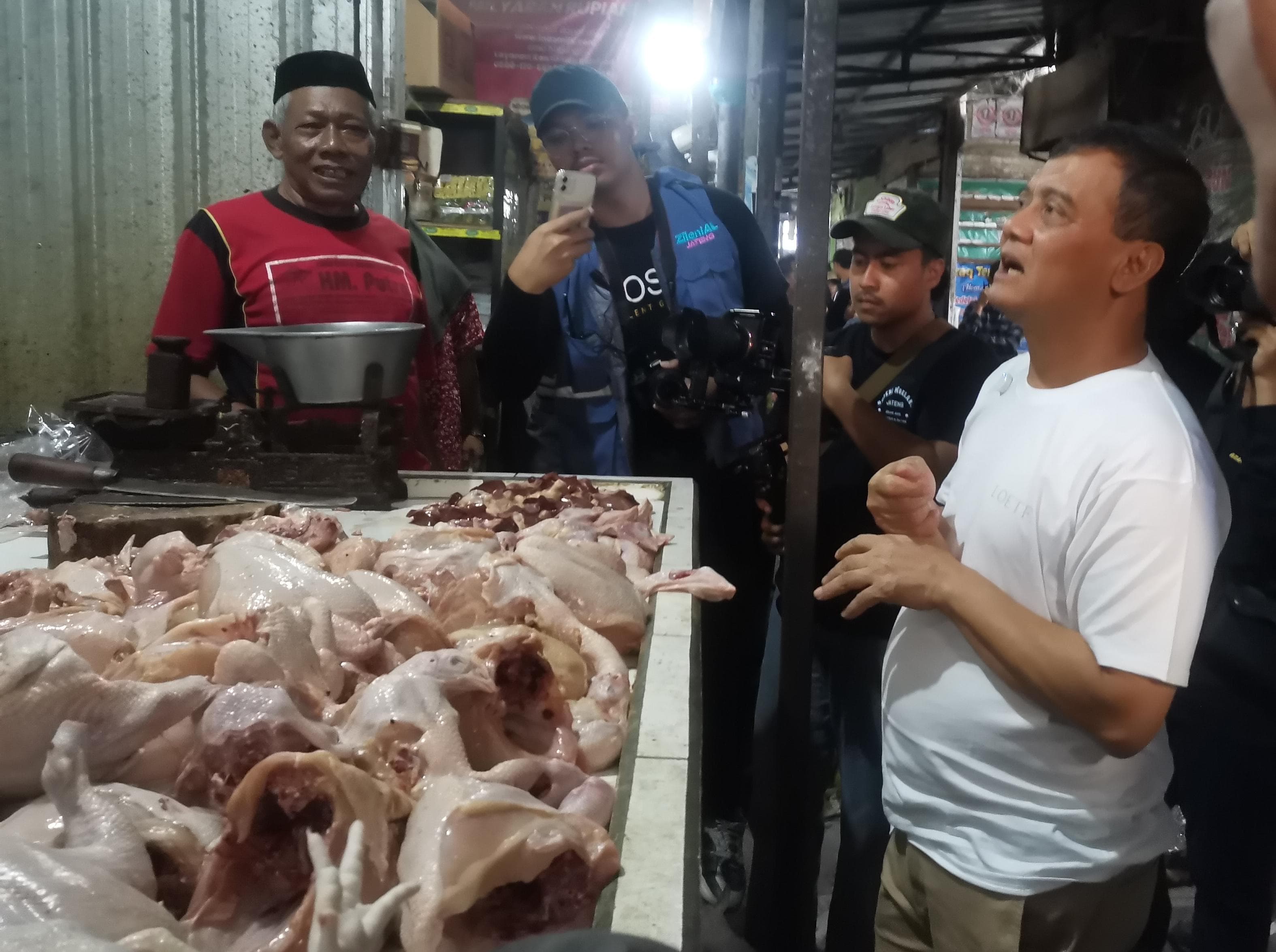 Harga Bahan Pokok Stabil, Hari Pertama Kampanye Ahmad Luthfi Blusukan ke Pasar Tradisional Semarang